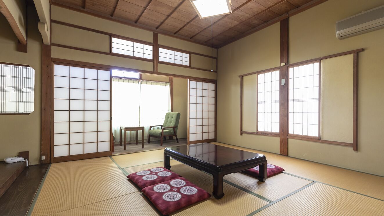 Een traditionele Japanse kamer met tatami vloeren, schuifdeuren en een lage tafel.