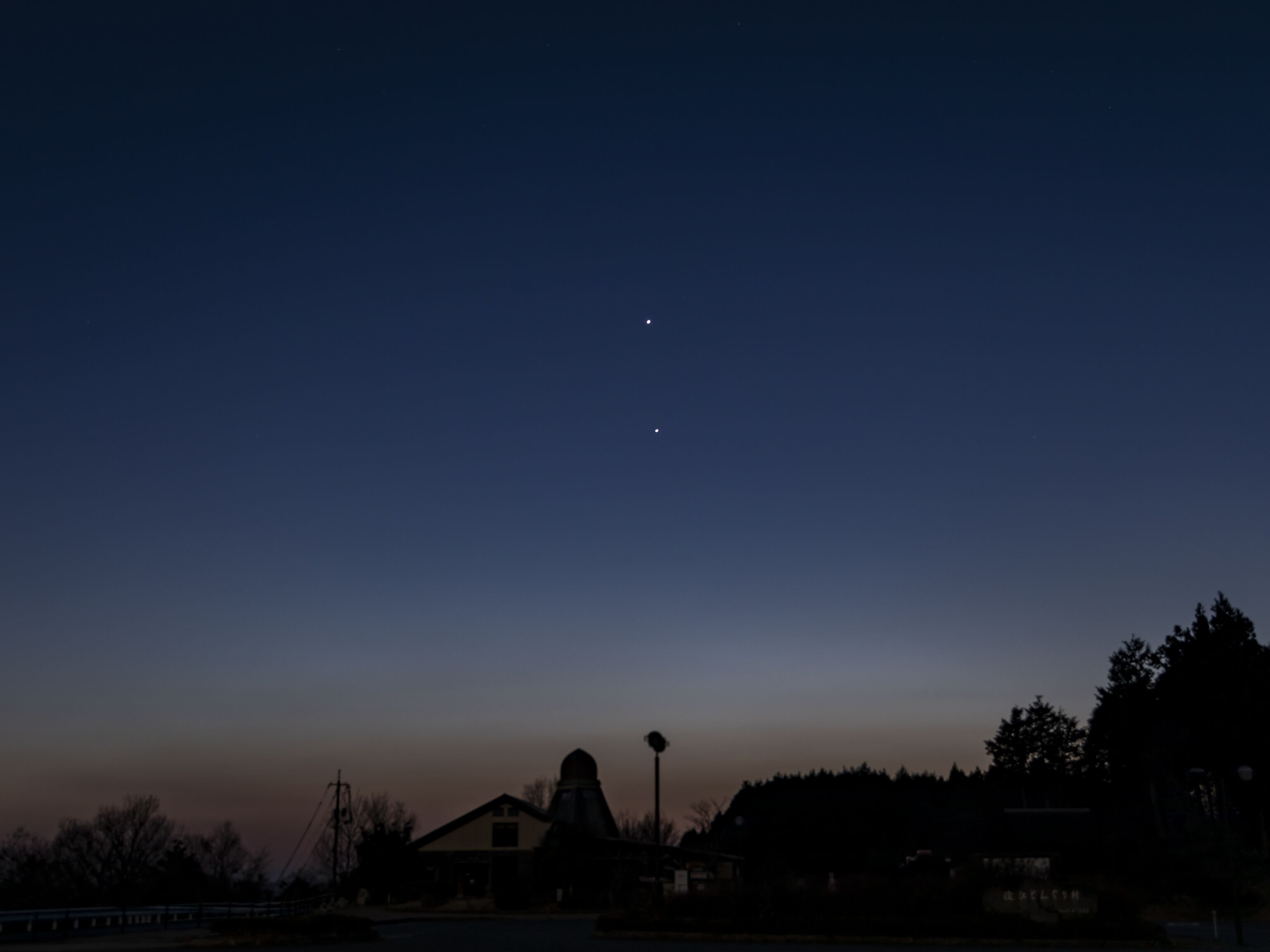 Cielo nocturno con un satélite visible.
