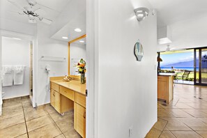 Shower, hair dryer, towels, shampoo - Premier Spacious Condo with Stunning Ocean Views (Lahaina)