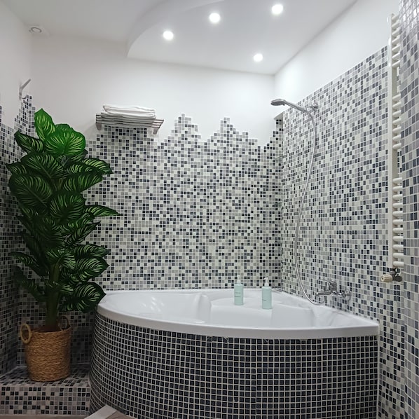 Secadora de cabello, bidet, toallas, jabón