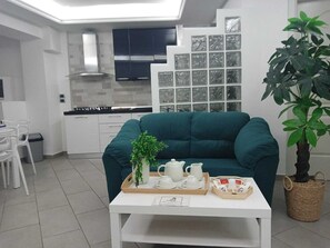 Televisor intel·ligent i llibres 