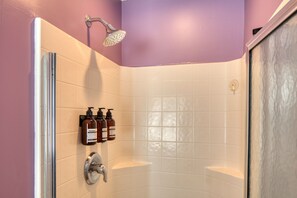 Sèche-cheveux, serviettes fournies, savon, shampoing