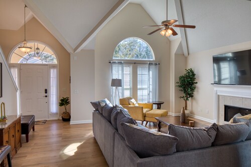 Large private 4 BR home near SAV airport with TV in every bedroom