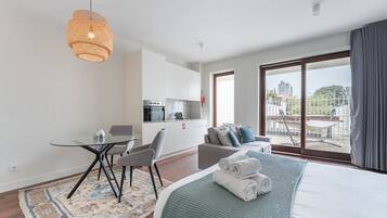 Iron/ironing board, internet, bed sheets