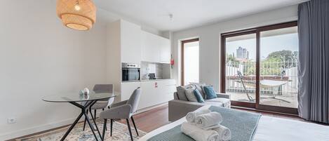 Iron/ironing board, internet, bed sheets