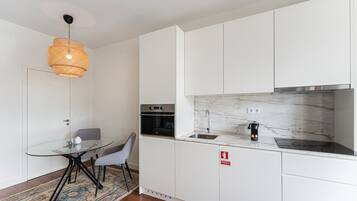 Fridge, microwave, oven, coffee/tea maker