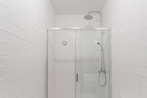 Douche, sèche-cheveux, serviettes fournies, savon