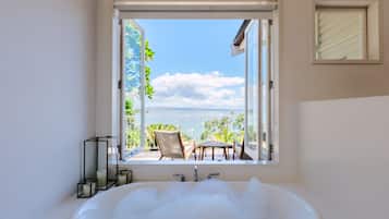 Luxury Villa | Bathroom | Separate tub and shower, hair dryer, towels