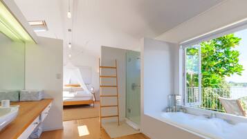Luxury-Villa | Badezimmer | Badewanne und Dusche (separat), Haartrockner, Handtücher