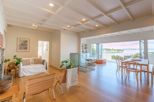 Chimenea, piso con calefacción, parlantes smart