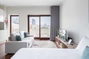 Tabla de planchar con plancha, internet y ropa de cama