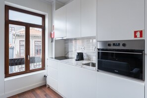 Køleskab, mikrobølgeovn, ovn, kaffe-/temaskine