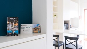 Un comptoir d’accueil avec un plan de la ville de Porto et une carte de bienvenue pour les clients.