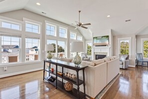 Fernseher, Kamin, DVD-Player