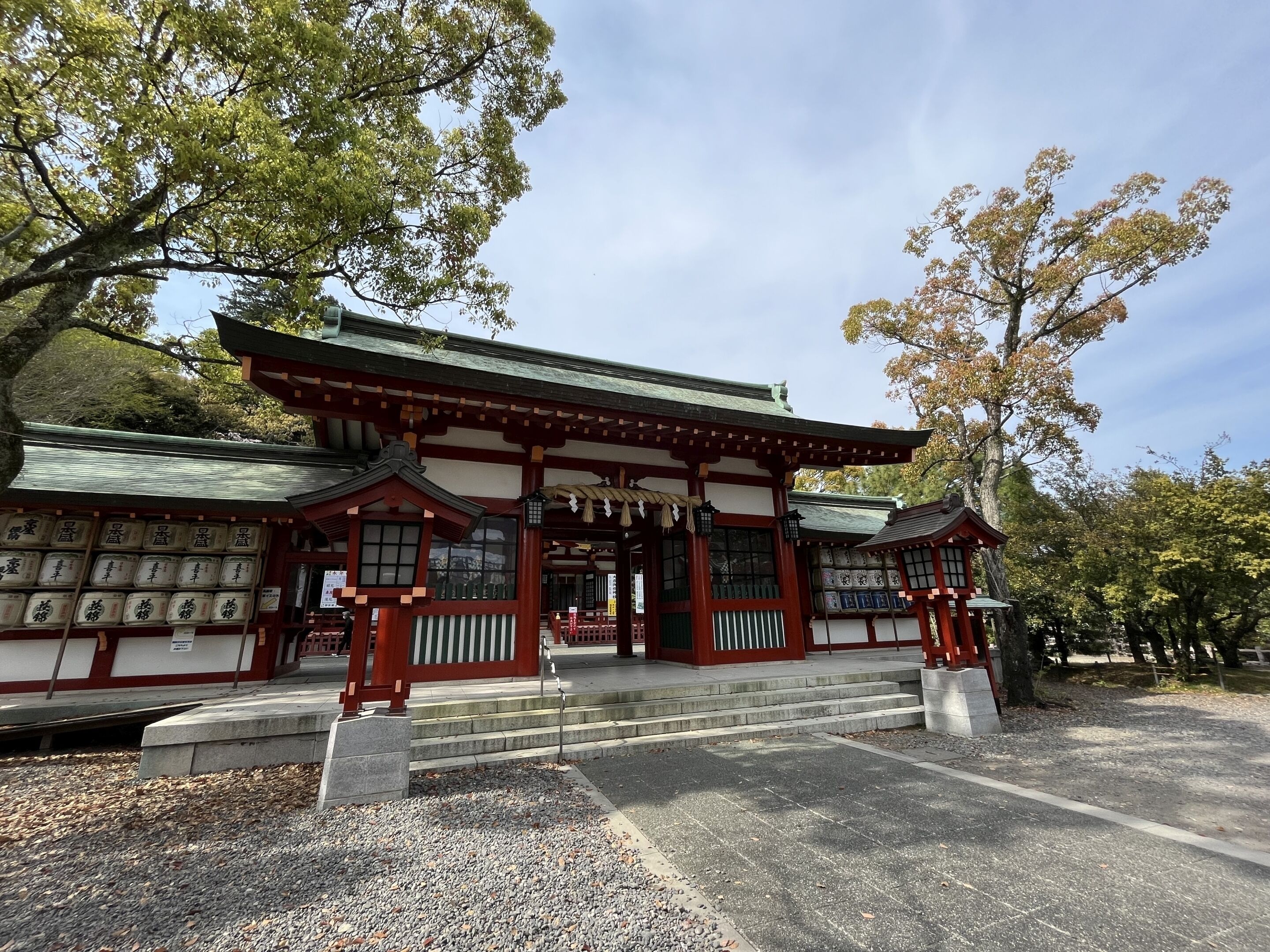Un edificio tradicional japonés con tejado de tejas y estructura de madera.