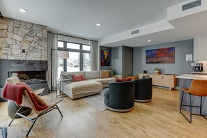 Smart-tv, een open haard, videospelletjes en Netflix