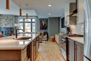 Kylskåp, mikrovågsugn, ugn och spishäll