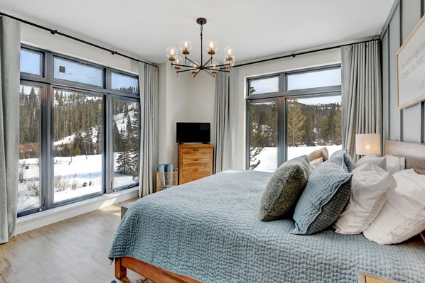 3 bedrooms, iron/ironing board, travel crib, free WiFi