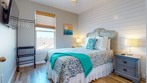 4 bedrooms, free WiFi, bed sheets - Private Heated Pool, Golf Cart Included, Great Parking, Old Town Location (Port Aransas)