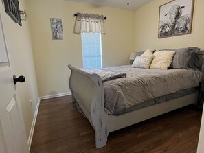 3 bedrooms, iron/ironing board, WiFi, bed sheets - Farmhouse-ish Cajun Cottage (Westlake)