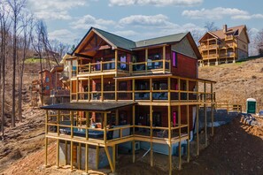 Exterior - NEW! Swim Spa, 5 king en suite masters, Mtn View (Gatlinburg)