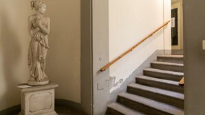 Unclassified image, 3 of 26, button - Guelfi loft in a historic palace (Firenze)