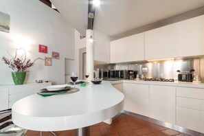 Refrigerador, microondas, parrilla de estufa y lavavajillas 