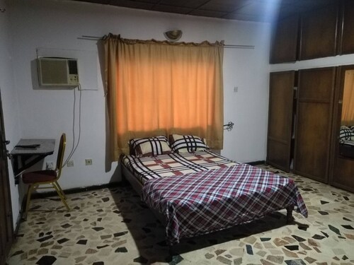 Room in House - Unrivaled Comfort at Val's Residence With King-sized bed