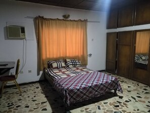 1 bedroom - Room in House - Unrivaled Comfort at Val's Residence With King-sized bed (Lagos)