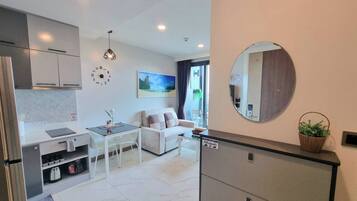 Apartment, 1 Bedroom, Accessible, Balcony | Living room