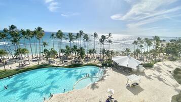 Departamento, 2 habitaciones, con acceso para personas discapacitadas, balcón | Alberca | Alberca al aire libre