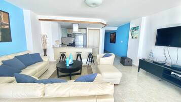 Departamento, 2 habitaciones, con acceso para personas discapacitadas, balcón | Área de sala de estar