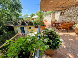 Maison, 2 chambres, fumeur, patio | Restauration en plein air