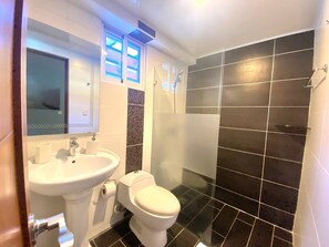 Apartment, 3 Bedrooms, Smoking, Balcony | Bathroom