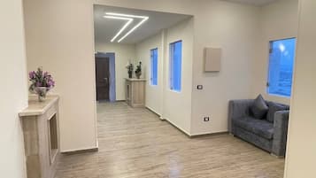 43-tommu LED-sjónvarp með gervihnattarásum, sjónvarp, hituð gólf.
