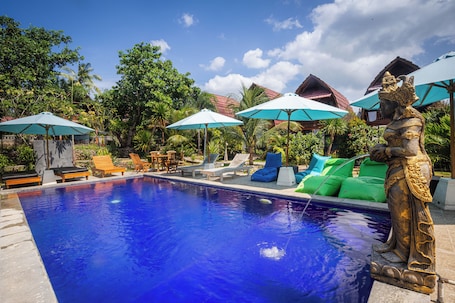 Una piscina al aire libre