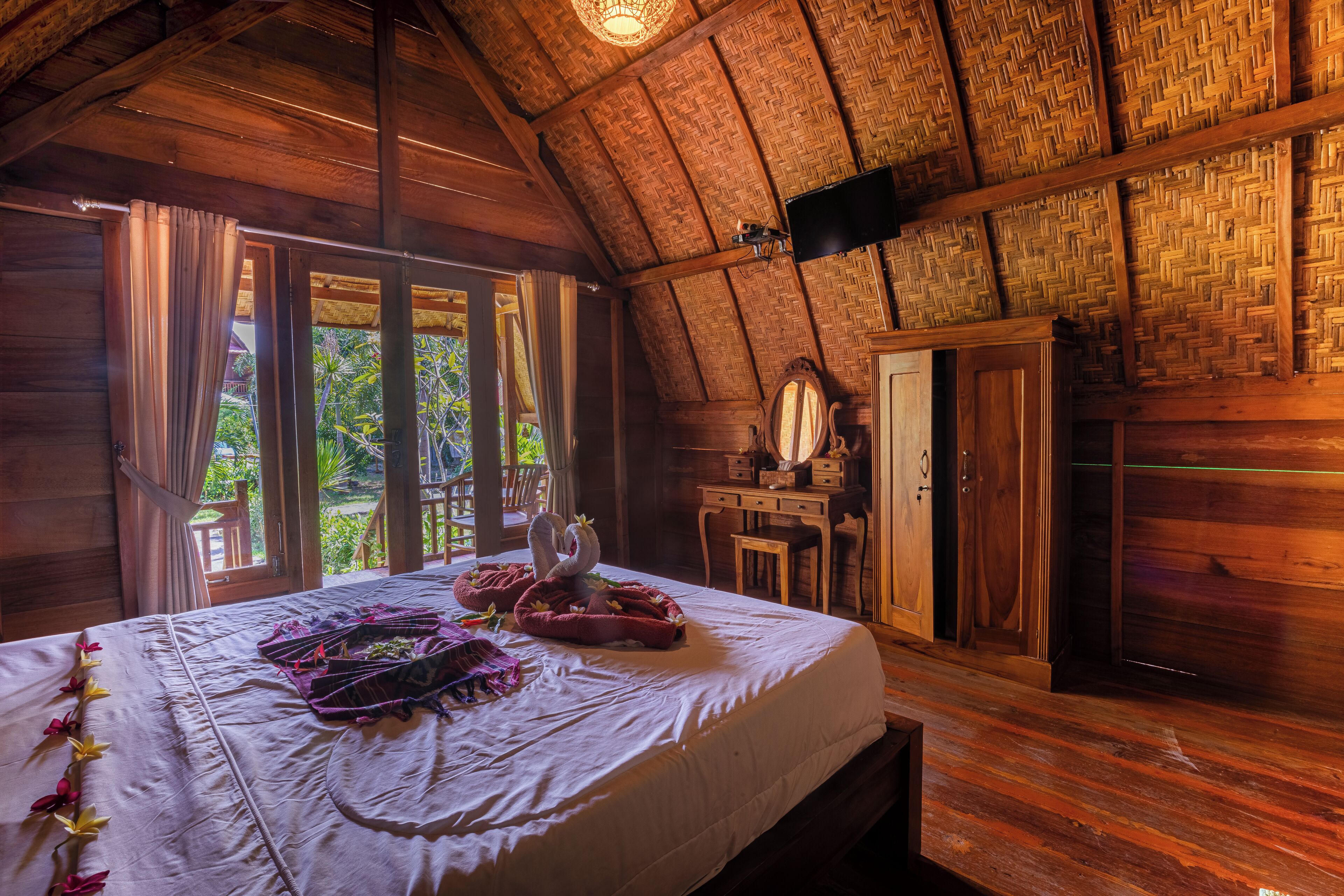 Soundproofing, free WiFi, bed sheets