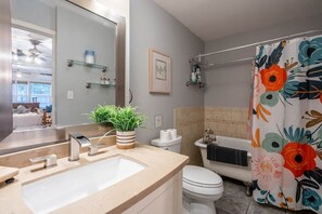 Hair dryer, towels - West Texas Manor - Fast Wi-Fi + Game Room by LCH (Midland)