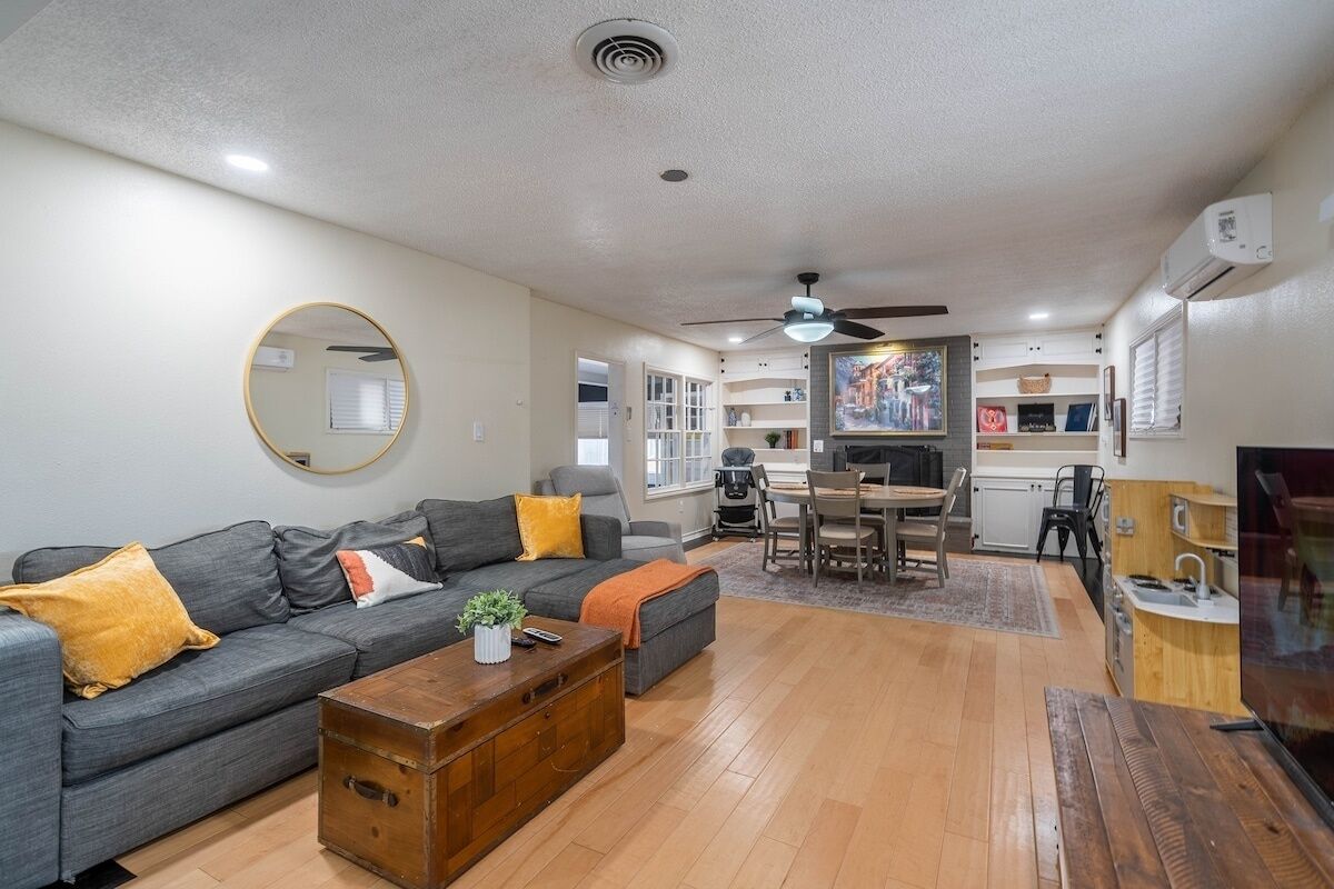 T élévision, cheminée, livres, chaîne hi-fi