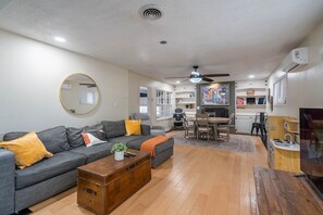 TV, caminetto, libri, impianto stereo