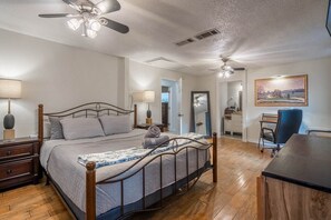 3 bedrooms, iron/ironing board, free WiFi, bed sheets - West Texas Manor - Fast Wi-Fi + Game Room by LCH (Midland)