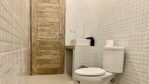 Dusj, hårføner, håndklær og såpe