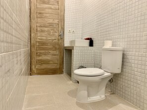 Doccia, asciugacapelli, asciugamani, sapone