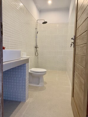 Doccia, asciugacapelli, asciugamani, sapone