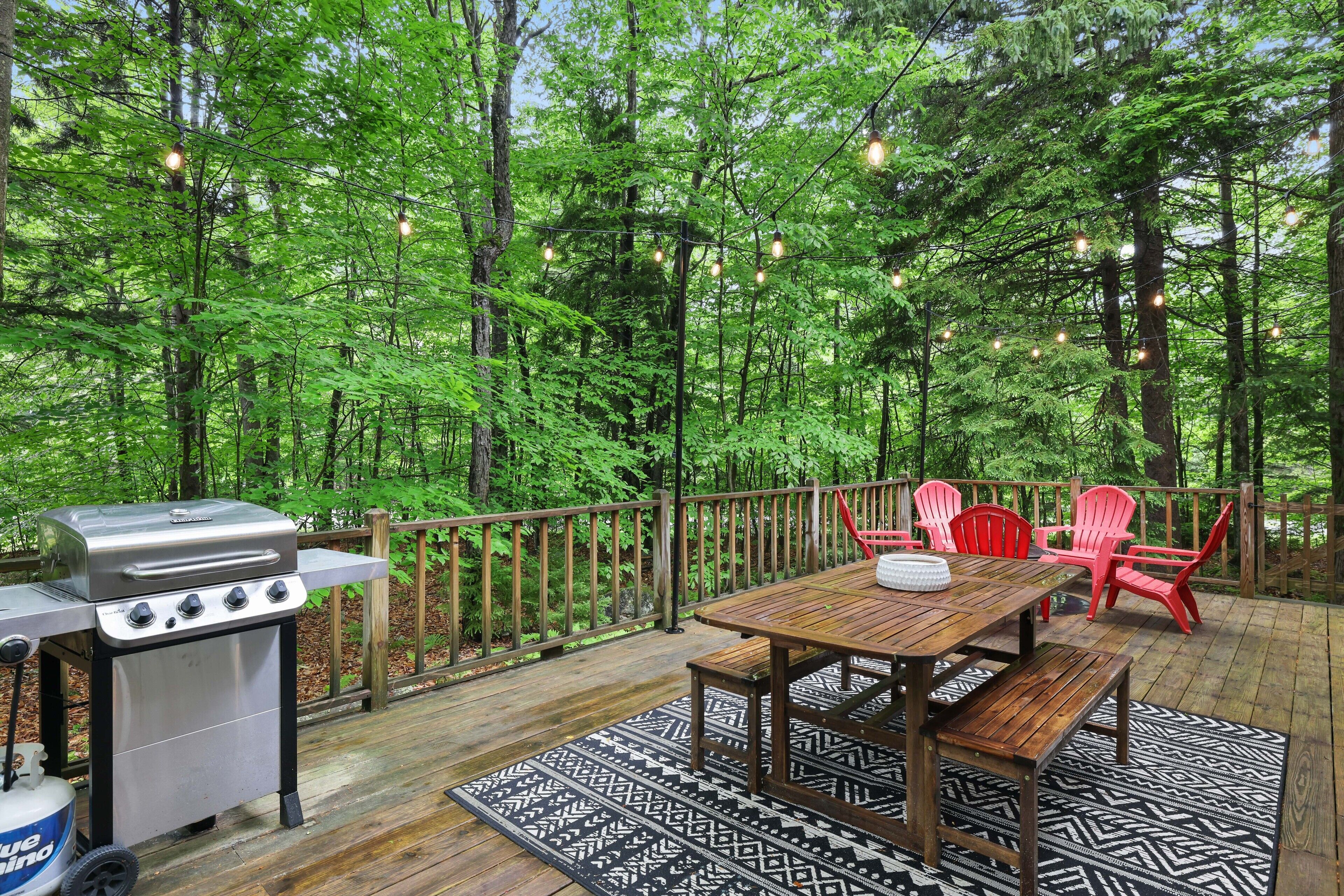 Cozy wooden retreat with gameroom and outdoor firepit 