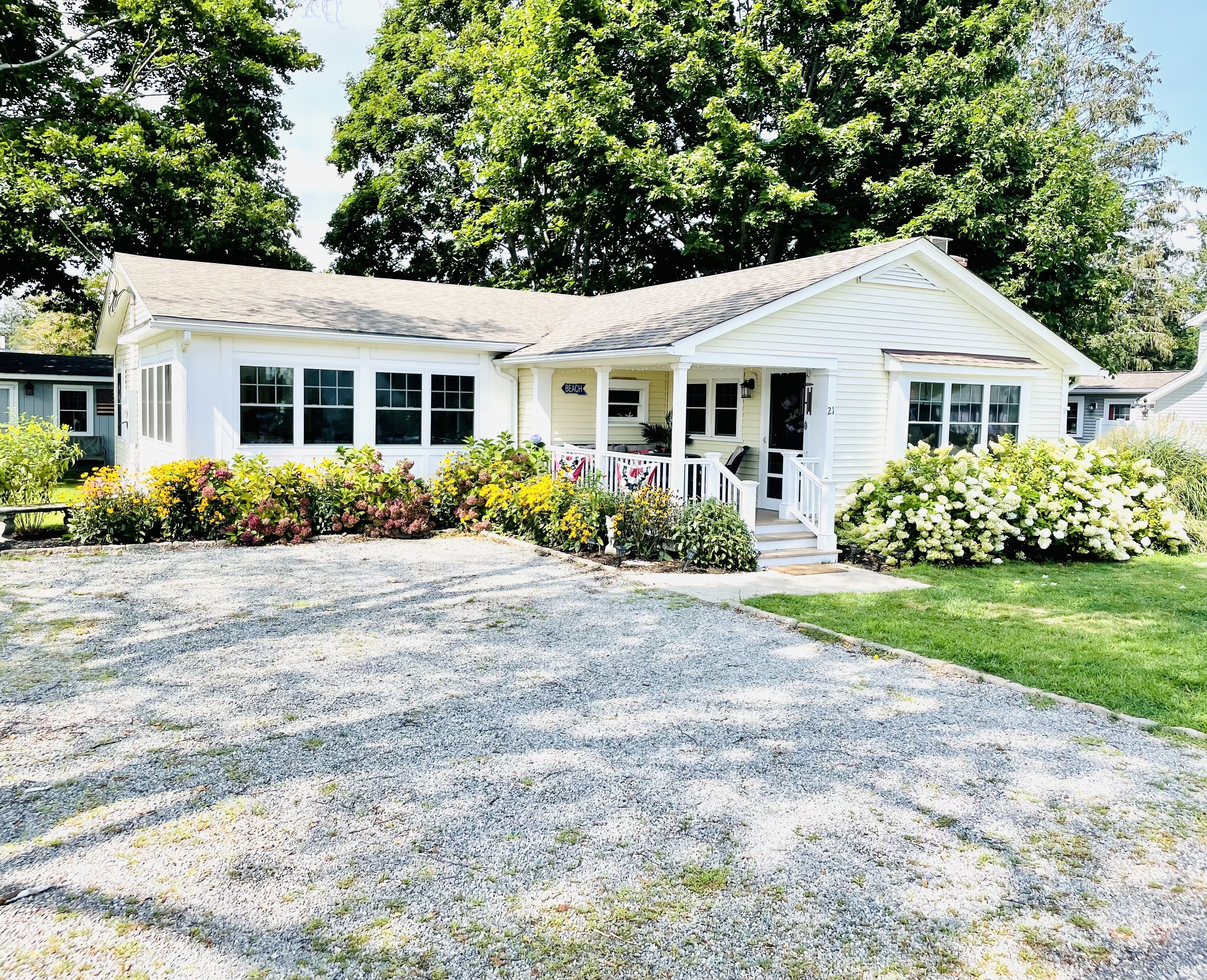 Cozy 3-bedroom house, front porch & super close to ocean.