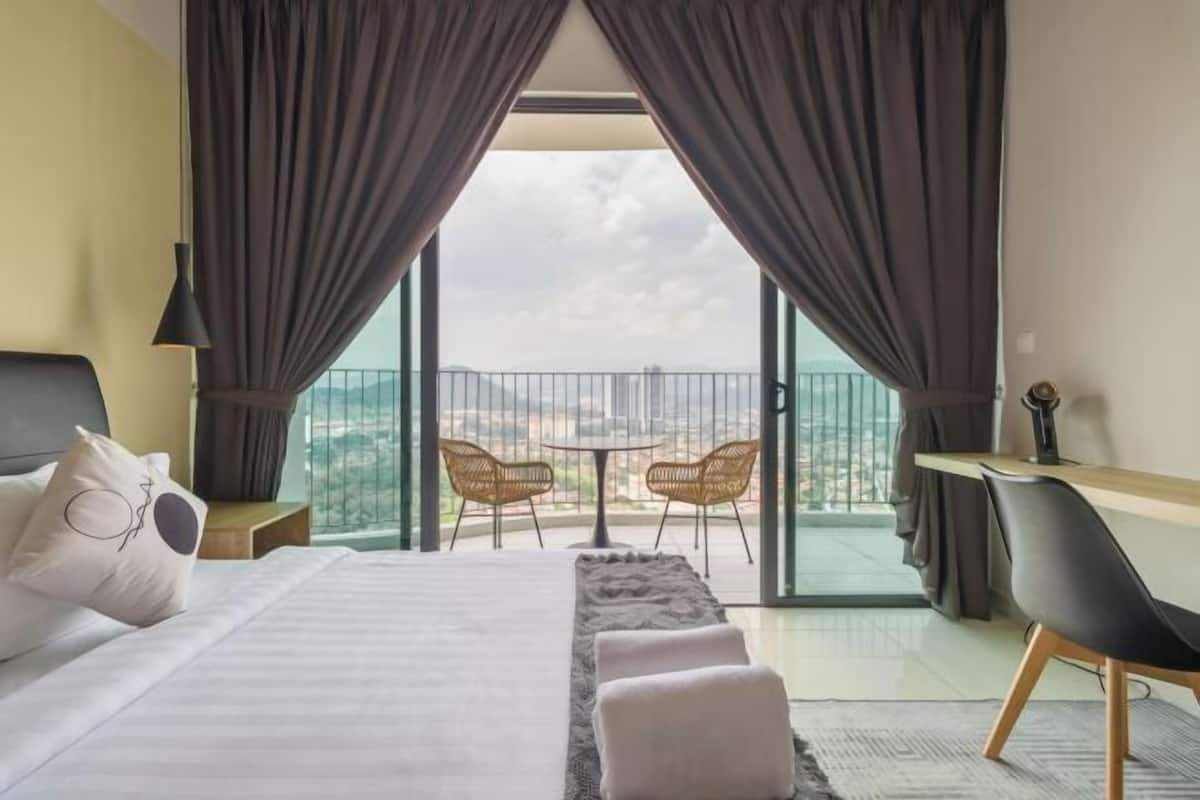 1 bedroom, premium bedding, desk, laptop workspace