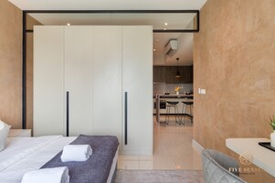 Deluxe Suite | 1 bedroom, premium bedding, desk, laptop workspace