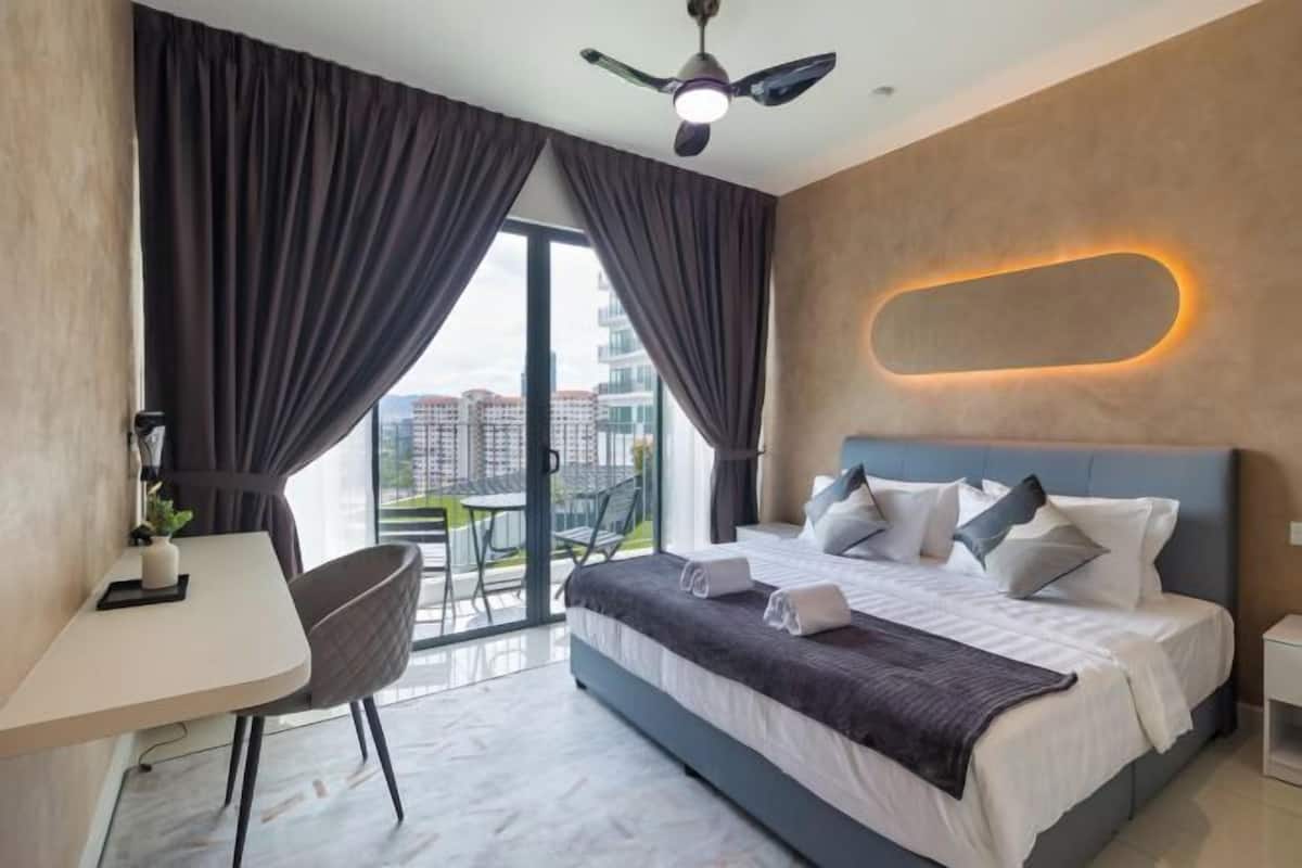1 slaapkamer, luxe beddengoed, een bureau, een laptopwerkplek