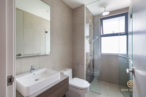 Deluxe Suite | Bathroom | Shower, rainfall showerhead, hair dryer, slippers - Datum Jelatek Sky Residence KLCC, Five Senses (Ampang)